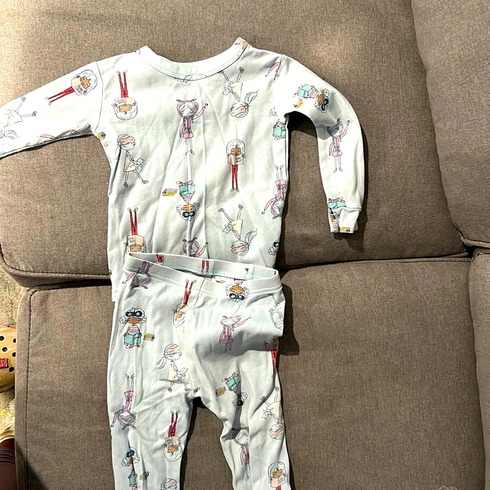 Baby Gap PJ set (2T)